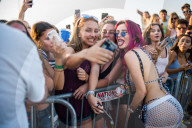 PEOPLE - Bella Thorne feiert am Billboard Hot 100 Music Festival