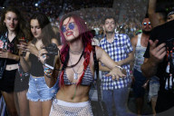 PEOPLE - Bella Thorne feiert am Billboard Hot 100 Music Festival