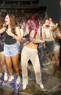 PEOPLE - Bella Thorne feiert am Billboard Hot 100 Music Festival