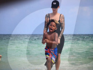 PEOPLE - Amber Rose kühlt sich mit ihren Kids in Miami ab