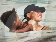 PEOPLE - Amber Rose kühlt sich mit ihren Kids in Miami ab