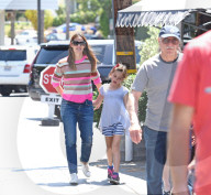 PEOPLE - Jennifer Garner mit den Girls in Brentwood unterwegs