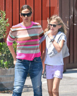 PEOPLE - Jennifer Garner mit den Girls in Brentwood unterwegs
