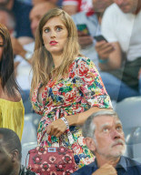 PEOPLE - Schwangere Cathy Hummels fiebert im Fussballstadion mit