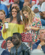 PEOPLE - Schwangere Cathy Hummels fiebert im Fussballstadion mit