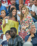 PEOPLE - Schwangere Cathy Hummels fiebert im Fussballstadion mit
