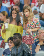PEOPLE - Schwangere Cathy Hummels fiebert im Fussballstadion mit