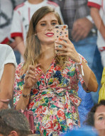 PEOPLE - Schwangere Cathy Hummels fiebert im Fussballstadion mit