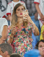 PEOPLE - Schwangere Cathy Hummels fiebert im Fussballstadion mit