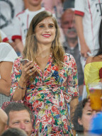 PEOPLE - Schwangere Cathy Hummels fiebert im Fussballstadion mit