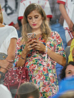 PEOPLE - Schwangere Cathy Hummels fiebert im Fussballstadion mit