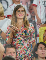 PEOPLE - Schwangere Cathy Hummels fiebert im Fussballstadion mit