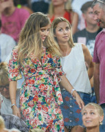 PEOPLE - Schwangere Cathy Hummels fiebert im Fussballstadion mit
