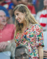PEOPLE - Schwangere Cathy Hummels fiebert im Fussballstadion mit
