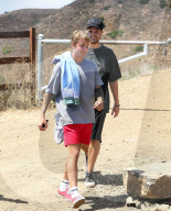 PEOPLE - Justin Bieber walkt durch die Hills