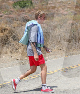 PEOPLE - Justin Bieber walkt durch die Hills