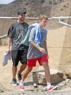PEOPLE - Justin Bieber walkt durch die Hills