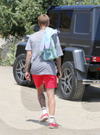 PEOPLE - Justin Bieber walkt durch die Hills