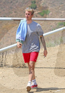 PEOPLE - Justin Bieber walkt durch die Hills