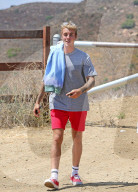 PEOPLE - Justin Bieber walkt durch die Hills