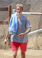 PEOPLE - Justin Bieber walkt durch die Hills