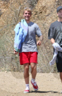 PEOPLE - Justin Bieber walkt durch die Hills