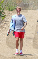 PEOPLE - Justin Bieber walkt durch die Hills