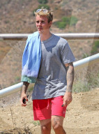 PEOPLE - Justin Bieber walkt durch die Hills