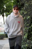 PEOPLE - Robert Pattinson und Mia Goth spazieren durch Köln