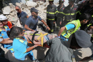 NEWS - Erdbeben auf Ischi: Helfer retten verschüttete Kinder aus Trümmern