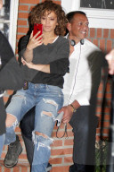 PEOPLE - Jennifer Lopez macht ein Selfie mit Freund Alex Rodriguez während einer Drehpause