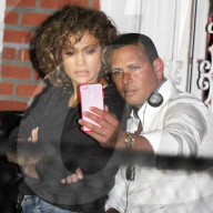 PEOPLE - Jennifer Lopez macht ein Selfie mit Freund Alex Rodriguez während einer Drehpause