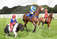 FEATURE - Supersüsse Superhero-Ponies auf der Rennbahn