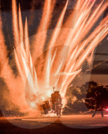 FEATURE - Explosives Schauspiel: 1000 Raketen ab Fahrradanhänger abgefeuert