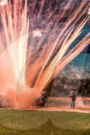 FEATURE - Explosives Schauspiel: 1000 Raketen ab Fahrradanhänger abgefeuert