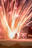 FEATURE - Explosives Schauspiel: 1000 Raketen ab Fahrradanhänger abgefeuert
