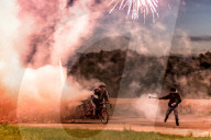 FEATURE - Explosives Schauspiel: 1000 Raketen ab Fahrradanhänger abgefeuert