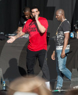 PEOPLE - Drake überrascht mit einem Auftritt mit Giggs 