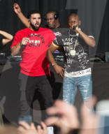 PEOPLE - Drake überrascht mit einem Auftritt mit Giggs 