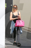 PEOPLE - Kourtney Kardashian mit Sternchen-Sonnenbrille in Los Angeles unterwegs