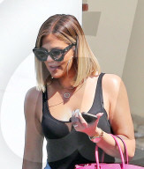 PEOPLE - Kourtney Kardashian mit Sternchen-Sonnenbrille in Los Angeles unterwegs