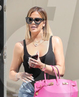 PEOPLE - Kourtney Kardashian mit Sternchen-Sonnenbrille in Los Angeles unterwegs