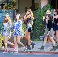 EXKLUSIV - Kaia Gerber mit Freunden in Malibu unterwegs