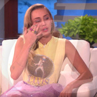 PEOPLE - Miley Cyrus bricht  bei Ellen DeGeneres in Tränen aus