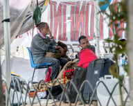 NEWS - Rom: Campierende Flüchtlinge zieren das Strassenbild