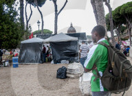NEWS - Rom: Campierende Flüchtlinge zieren das Strassenbild