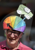 FEATURE - Lustige Hüte am Festival in Dorset