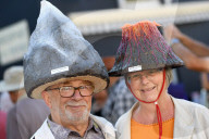 FEATURE - Lustige Hüte am Festival in Dorset