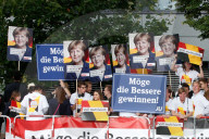 NEWS - Berlin: Fans verfolgen das TV Duell Merkel Schulz