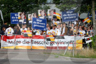 NEWS - Berlin: Fans verfolgen das TV Duell Merkel Schulz